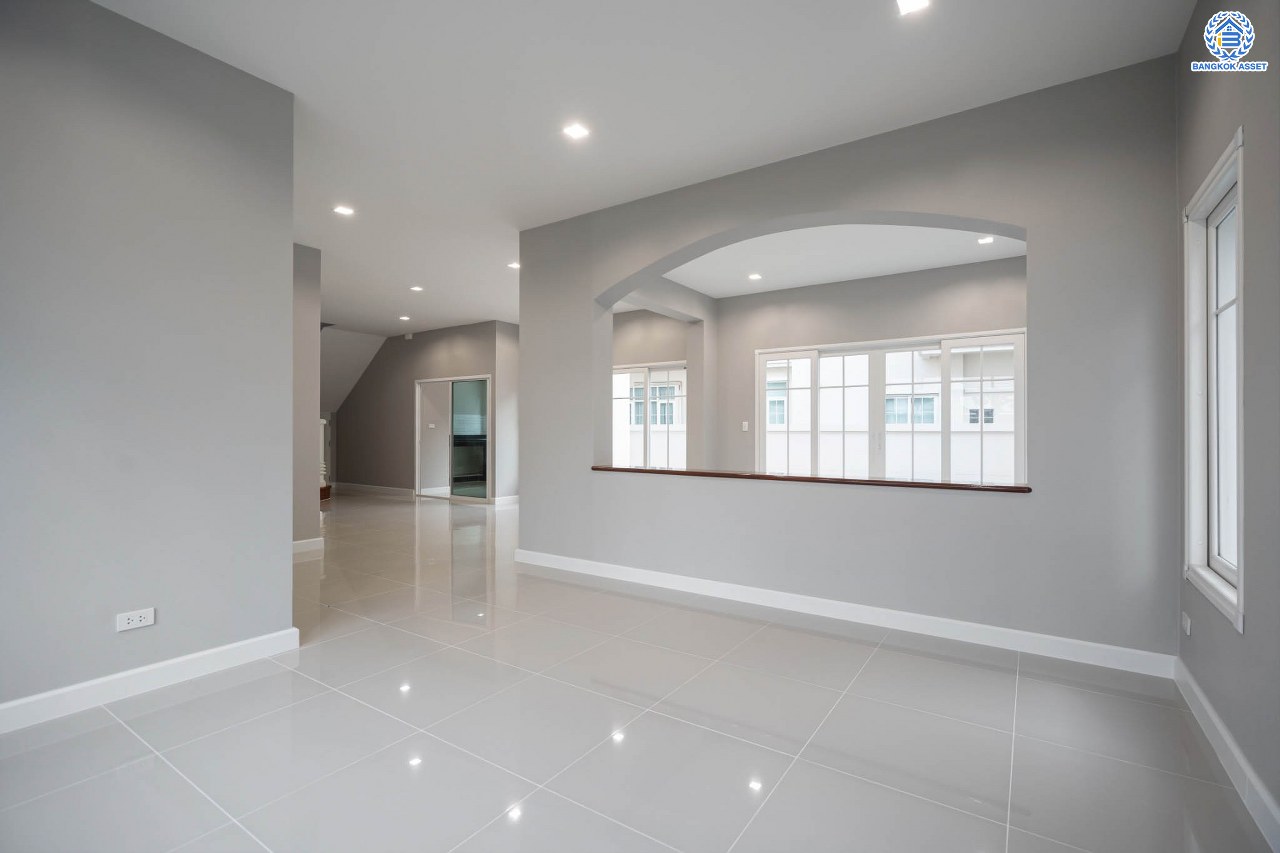 บ้านมือสองตกแต่งใหม่ โครงการ เพอร์เฟคมาสเตอร์พีซ รัตนาธิเบศร์ หลังใหญ่กว่า 91.4 ตร.ว. ฟังก์ชัน 3 ห้องนอน 5 ห้องน้ำ 1 ห้องแม่บ้าน จอดรถได้ 2 คัน พร้อมบรรยากาศโครงการสุด Luxury บนทำเลเชื่อมต่อทุกการเดินทาง ใกล้รถไฟฟ้าสายสีม่วง "สถานีไทรม้า" และจุดขึ้นทางด่วน "งามวงศ์วาน"